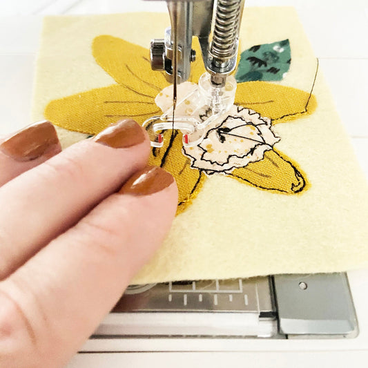 How to make a stitched daffodil brooch